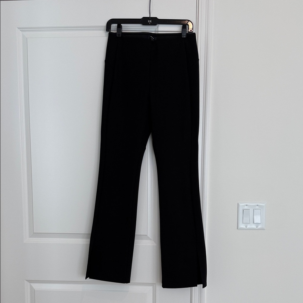 Theory Women’s Flared Slit Legging in Motion Ponte
Black Size M